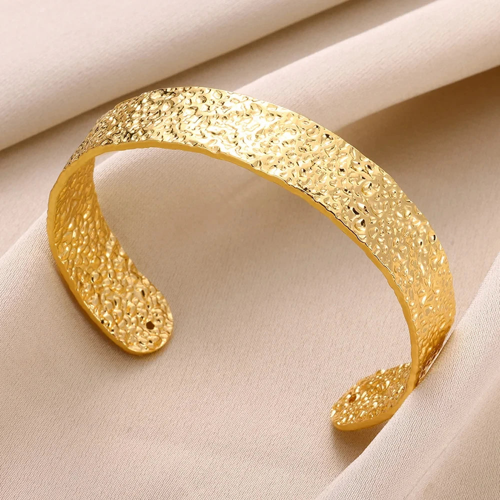 Exquisite Classic Bump Pattern Opening Bangle Bracelet for Women, Gold-Tone Stainless Steel Cuff Bracelet, Jewelry Gift